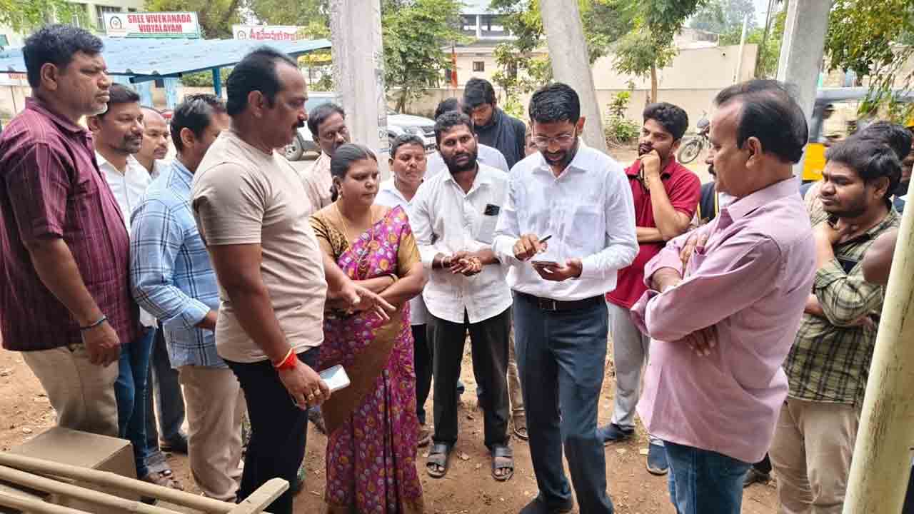 ‘ధరణి’ దరఖాస్తులను పరిష్కరించాలి