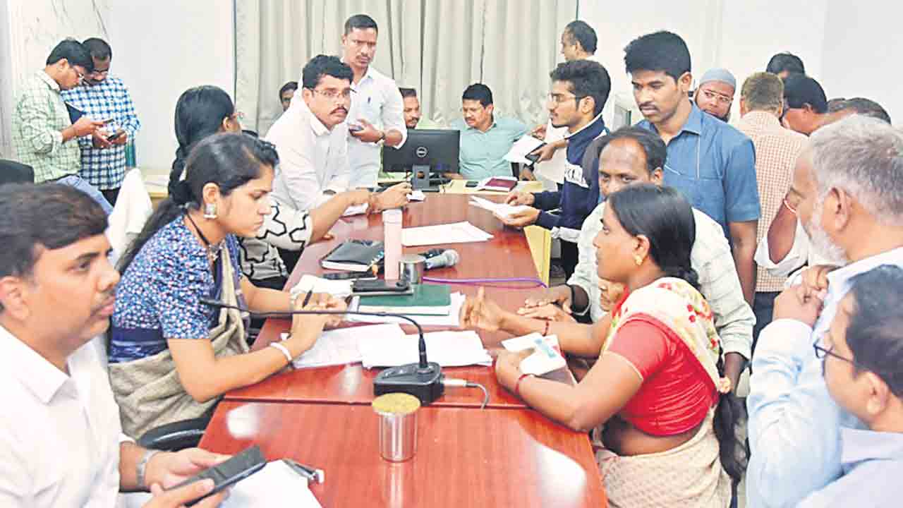 ప్రజావాణికి 74 అర్జీలు