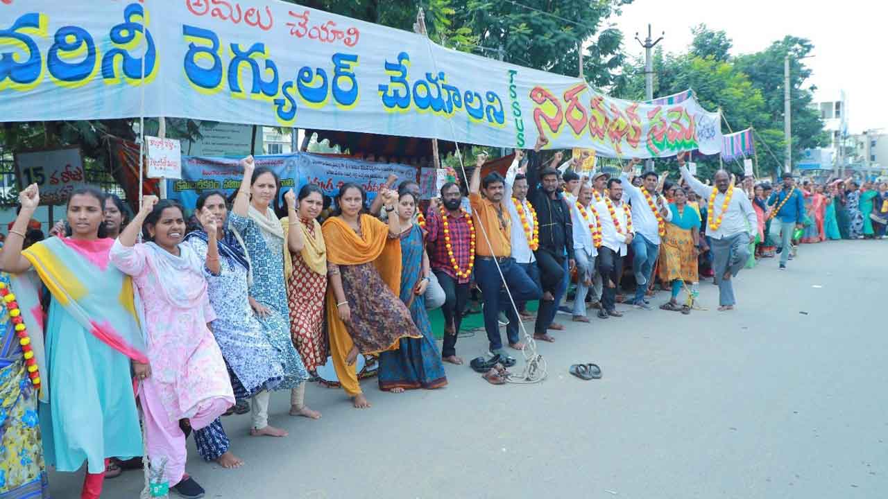 ఒంటి కాలుపై నిలబడి సమగ్ర శిక్ష ఉద్యోగుల నిరసన