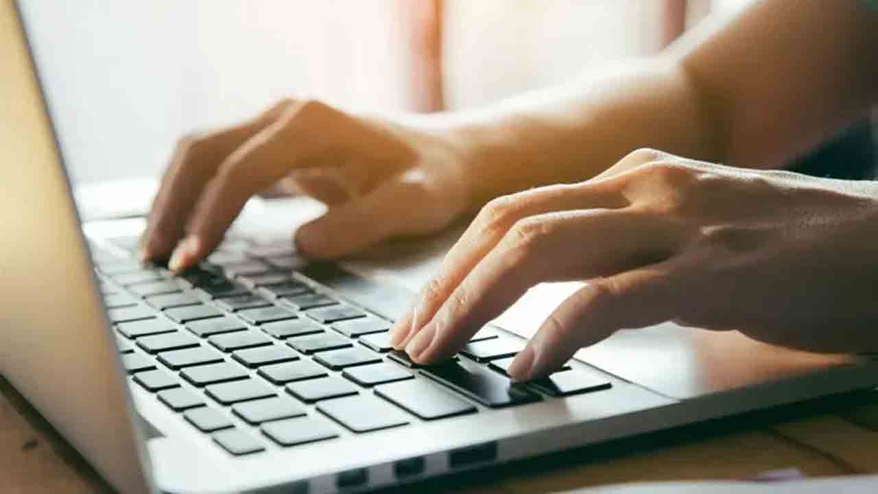 Surat | షాకింగ్‌.. పని ఒత్తిడితో వేళ్లు నరికేసుకున్న ఉద్యోగి