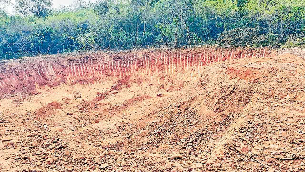 లింగన్నగుట్టను తవ్వేస్తున్నారు..!