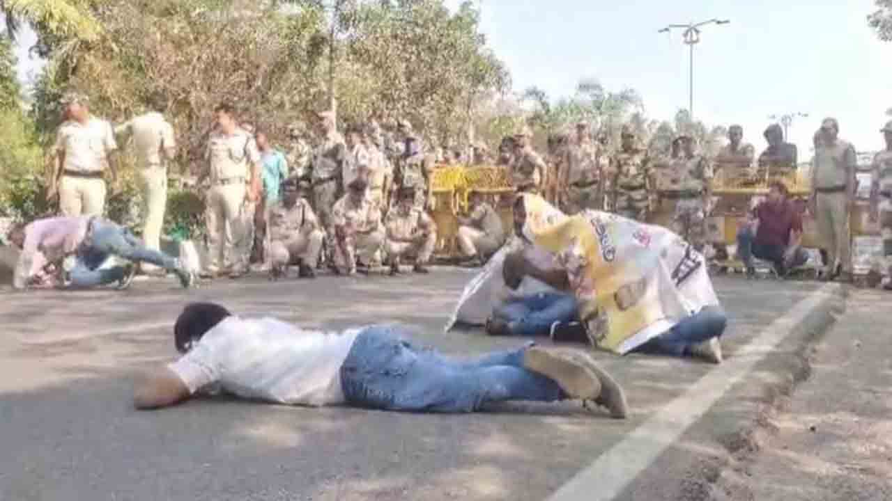 Watch: నిరసన చేపట్టిన కాంగ్రెస్‌ కార్యకర్తలపై తేనెటీగల దాడి.. తర్వాత ఏం జరిగిందంటే?