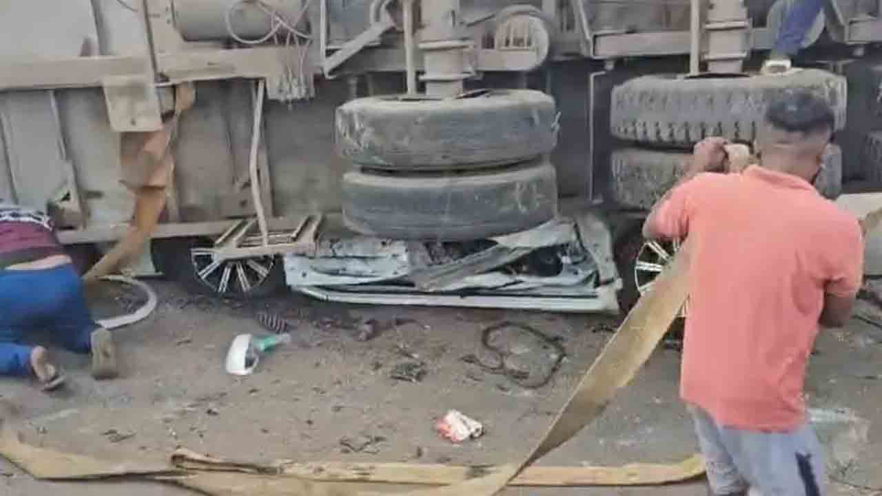 కంటైనర్‌ ట్రక్‌ బోల్తా