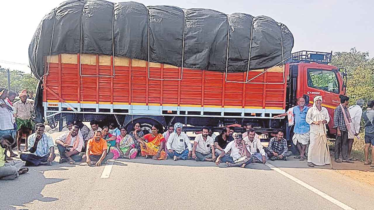 రోడ్డెక్కిన పత్తి రైతులు