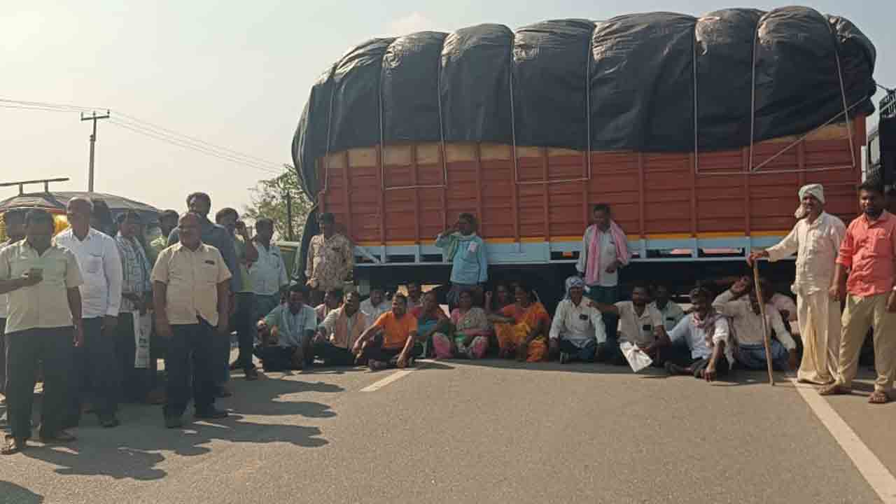 రోడ్డెక్కిన పత్తి రైతు