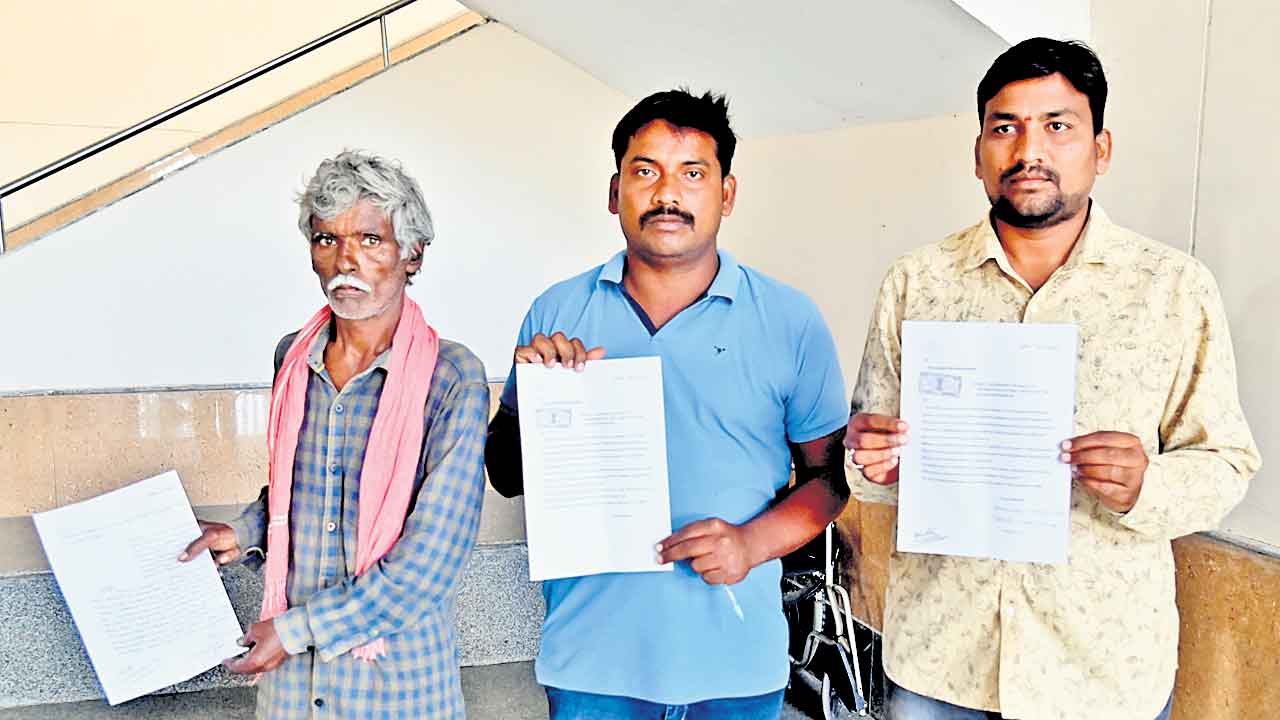 భూములివ్వాలని బెదిరించారు