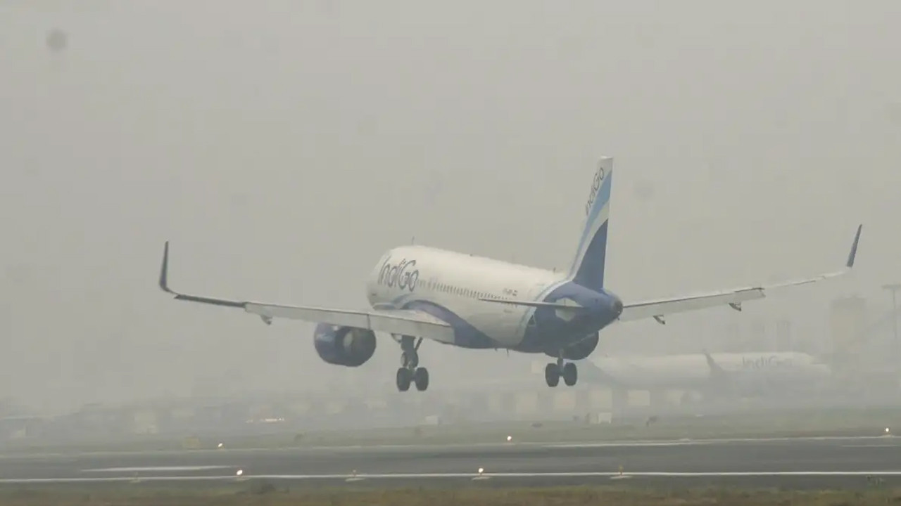 Delhi Weather | ఢిల్లీని కమ్మేసిన దట్టమైన పొగమంచు.. విమానాల రాకపోకలకు అంతరాయం..!