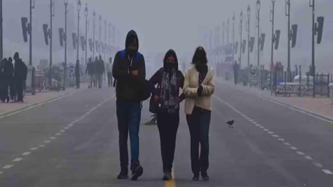 Delhi | మొన్నటి వరకూ తీవ్ర కాలుష్యం.. ఇప్పుడు చలి.. ఢిల్లీలో పడిపోయిన ఉష్ణోగ్రతలు