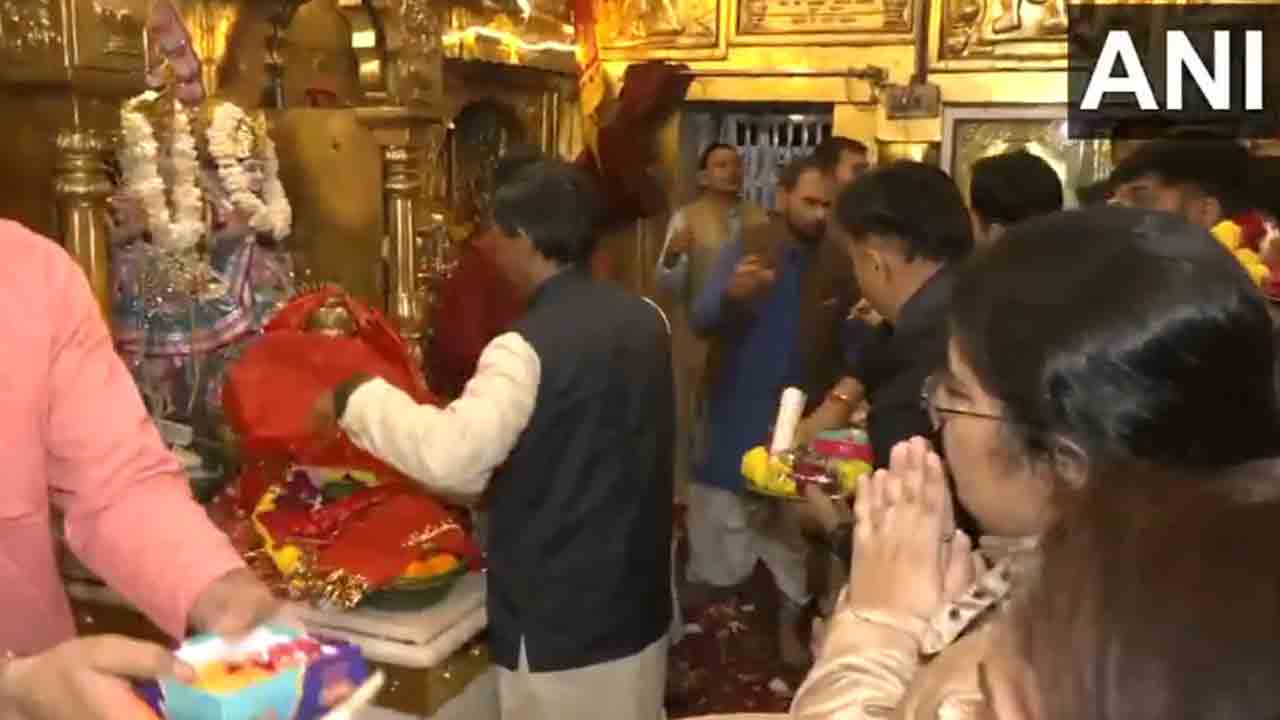 last day of the year 2024 | కొత్త ఏడాది వేళ ఆలయాలకు పోటెత్తిన భక్తులు