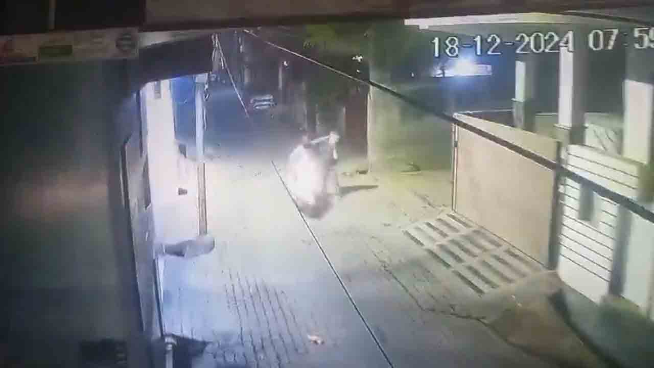 Viral video | మనిషి ఒంటరిగా కనబడితే చెంపలు వాయించుడే.. ఓ యువకుడి వింత ప్రవర్తన..!