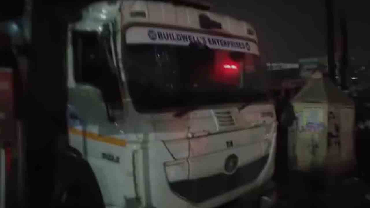 Pune accident | ఫుట్‌పాత్‌పై నిద్రిస్తున్న వారిపైకి దూసుకెళ్లిన డంపర్‌.. పసి పిల్లలతో సహా ముగ్గురు   మృతి