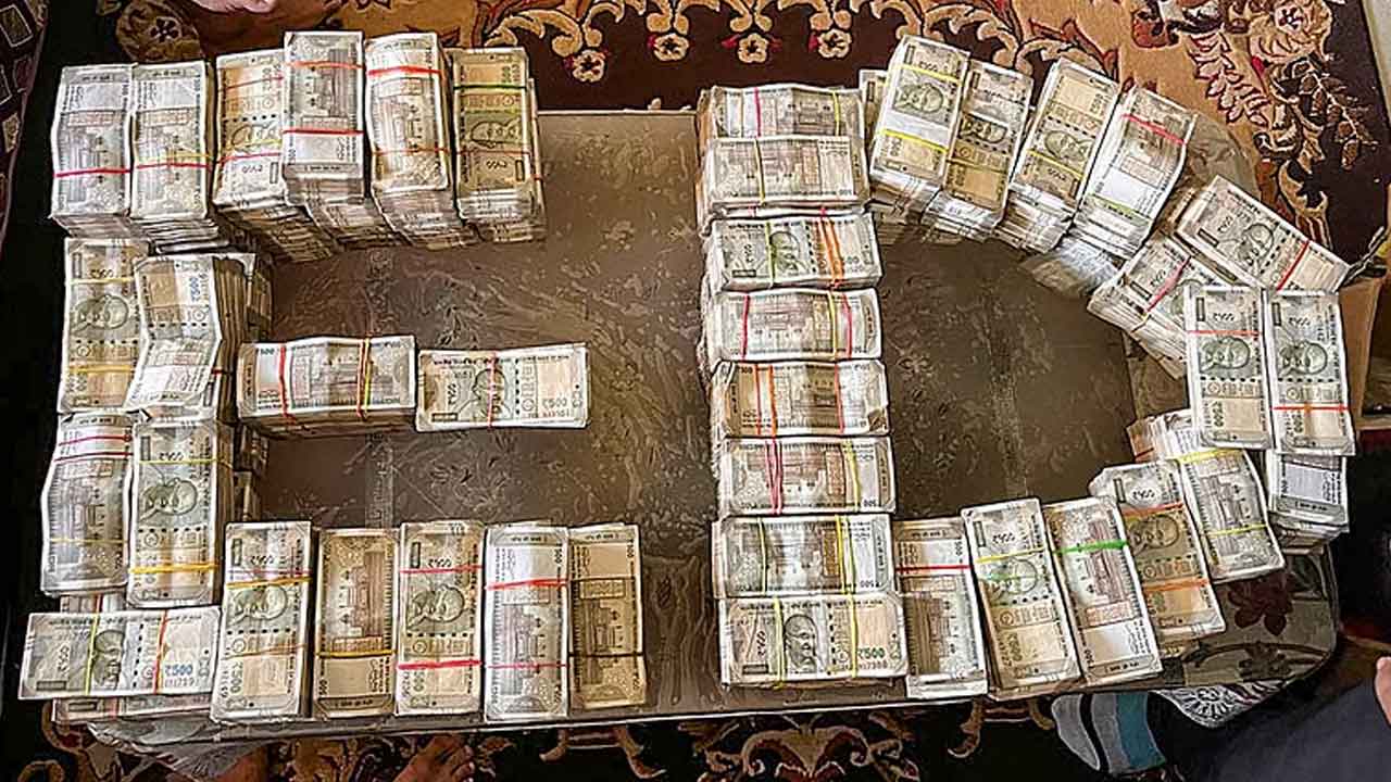 ఈడీ అధికారులపై క్రూయిజ్‌ సిబ్బంది దాడి