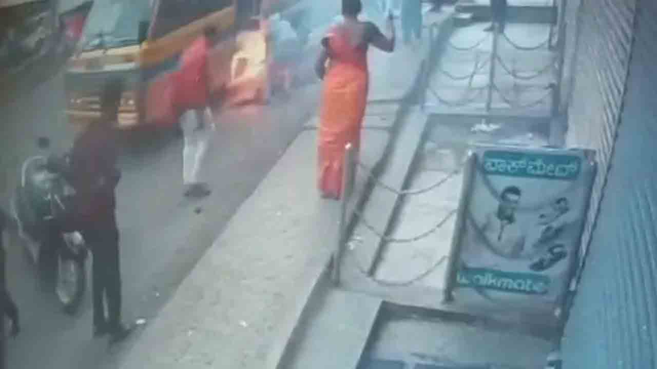 Tragedy | కొడుకును స్కూల్‌ బస్‌ ఎక్కిస్తుండగా విద్యుత్‌ షాక్‌.. మహిళ పరిస్థితి విషమం