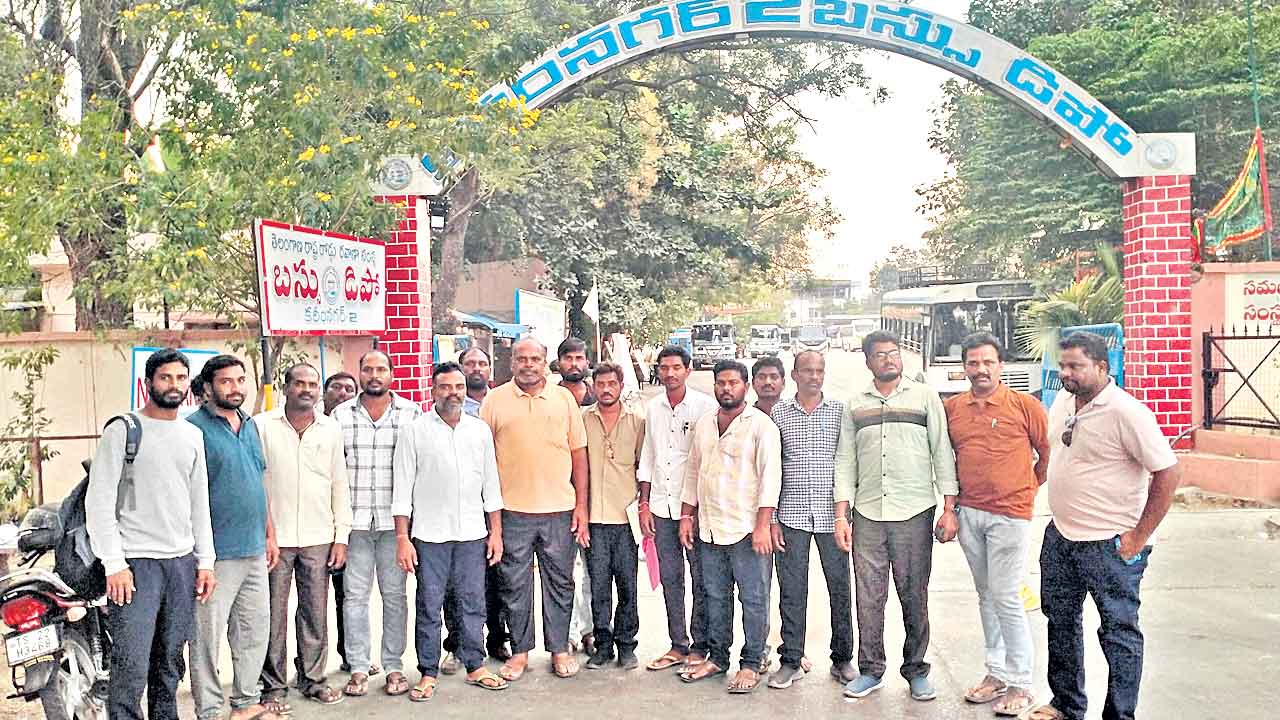 జీతాలు చెల్లించాలని ఎలక్ట్రిక్ బస్సు డ్రైవర్లు ధర్నా