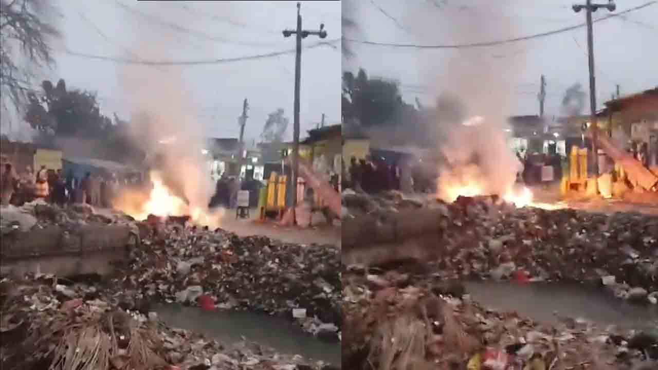Tragedy | కరెంటు వైర్లపై దూకిన కోతి.. బైకుపై వెళ్తున్న ముగ్గురు దుర్మరణం.. Video