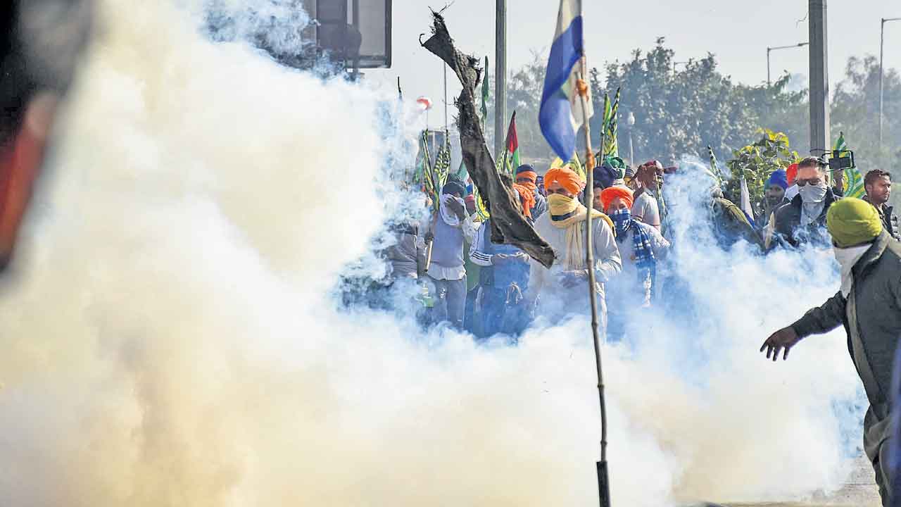 రైతులపైకి టియర్‌గ్యాస్‌!