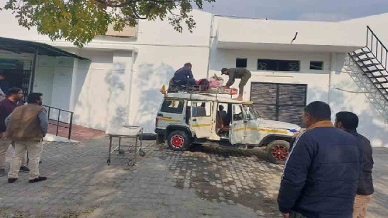 Man Body On Vehicle Roof | అంబులెన్స్‌కు డబ్బులు చెల్లించలేక.. వాహనంపై కట్టేసి   యువకుడి మృతదేహం తరలింపు