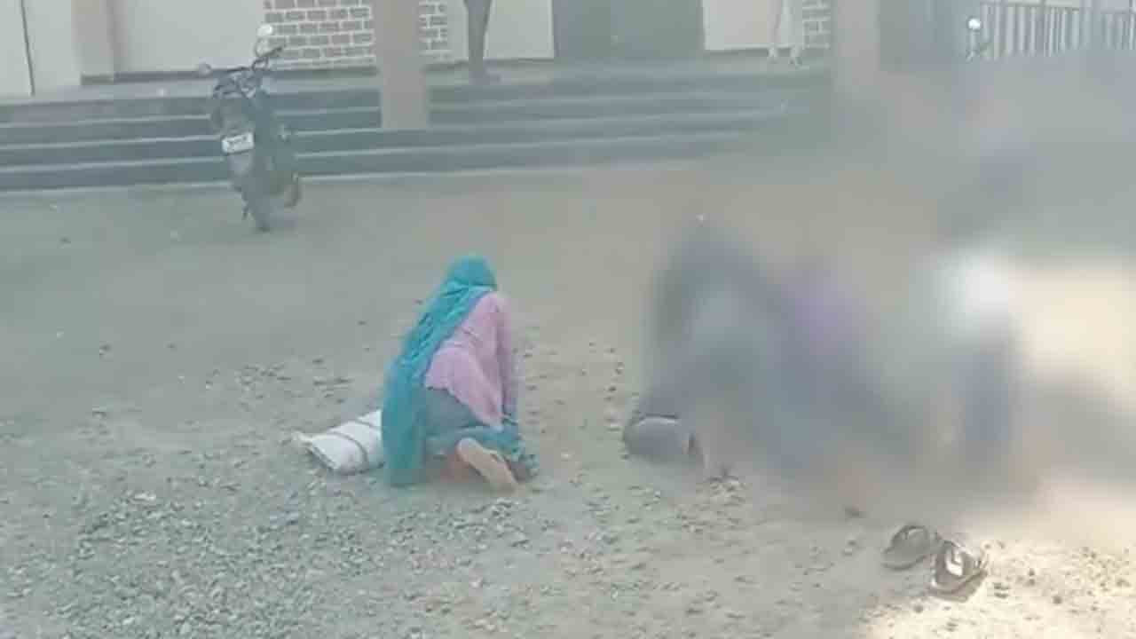 Farmer Family Crawls On Knees | మోకాళ్లపై నడిచిన రైతు కుటుంబం.. భూ సమస్యపై నిరసన,   వీడియో వైరల్‌