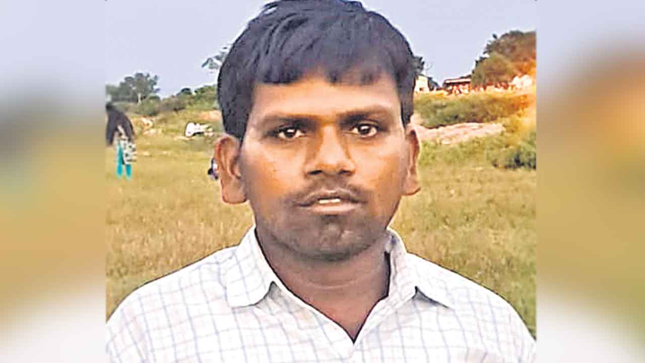 పాముకాటుతో యువ రైతు మృతి