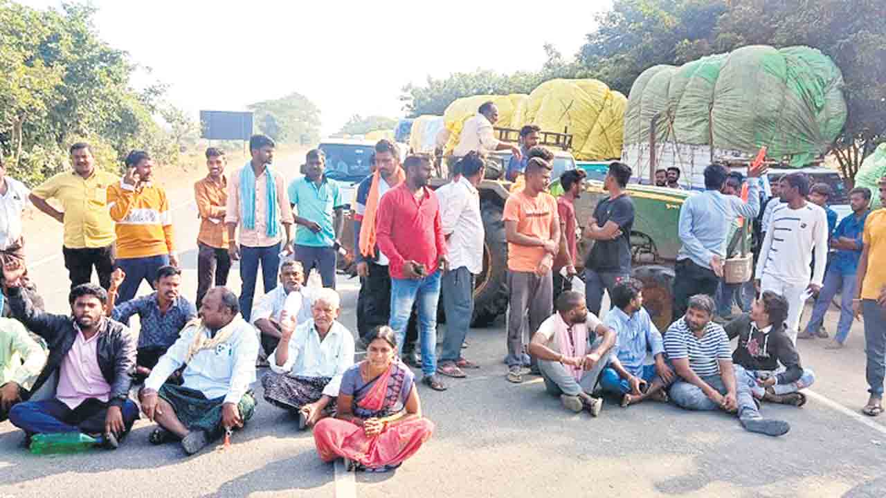 పత్తికి మద్దతు ధర చెల్లించాలని రైతుల ధర్నా