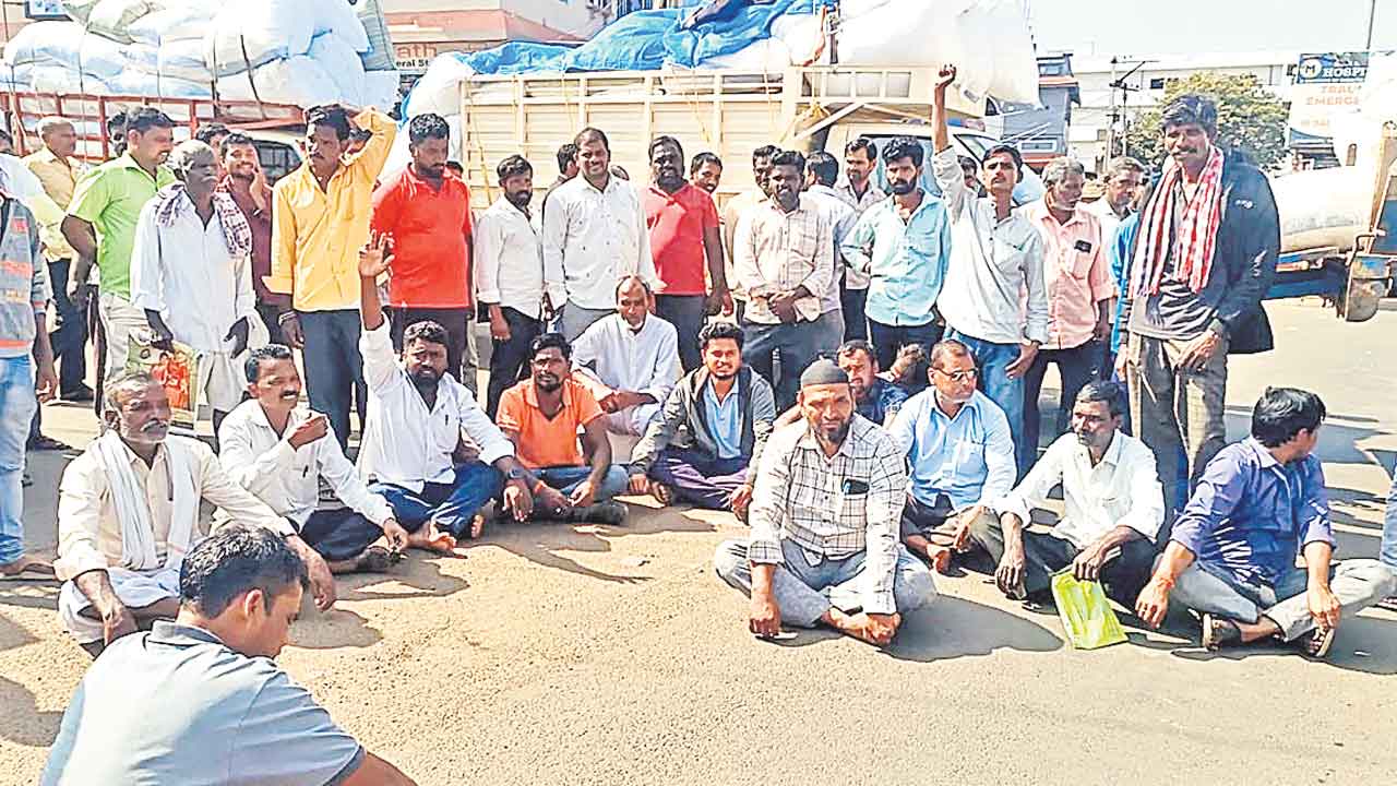 పత్తి కొనుగోలు నిలిపివేతపై రైతుల ధర్నా