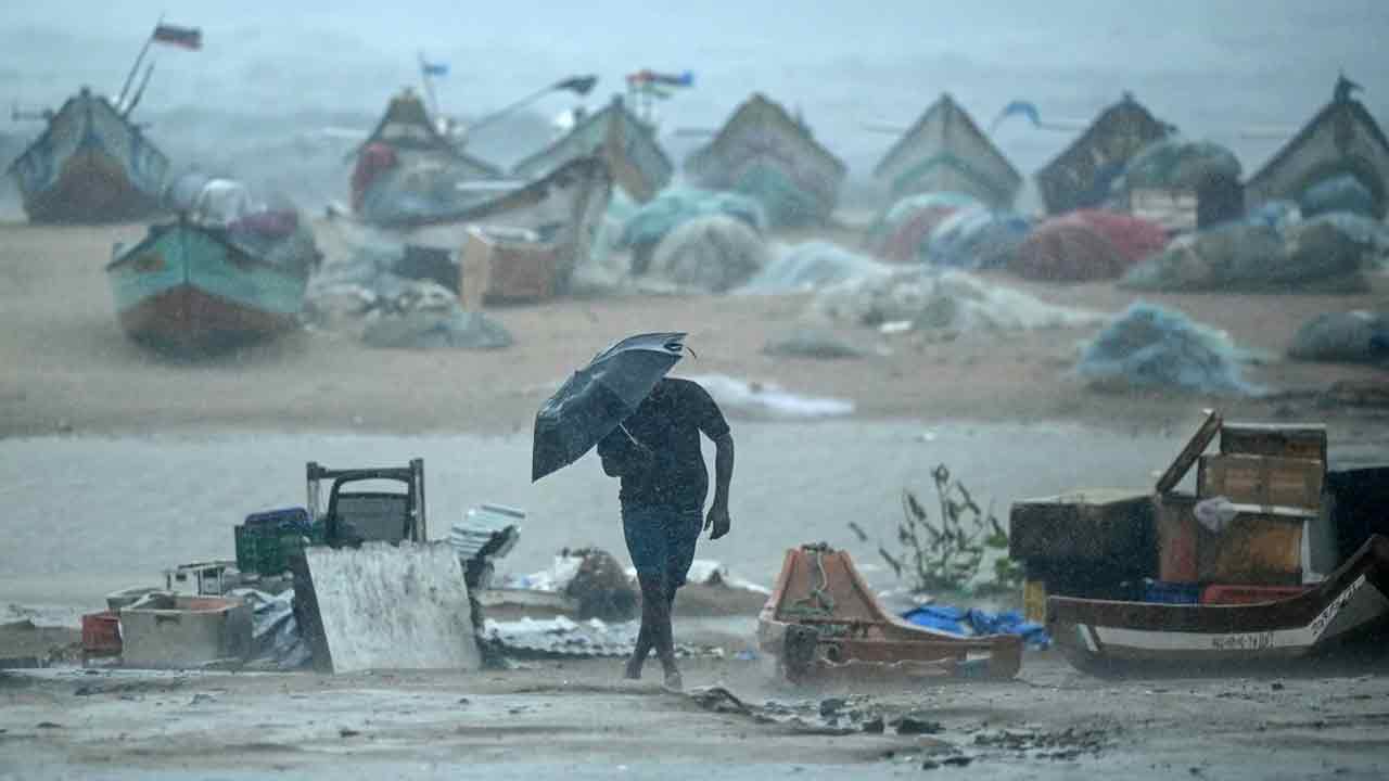 Cyclone Fengal | తీరం దాటిన ఫెంగల్‌ తుఫాన్‌.. 16 గంటల తర్వాత తెరచుకున్న చెన్నై ఎయిర్‌పోర్ట్‌