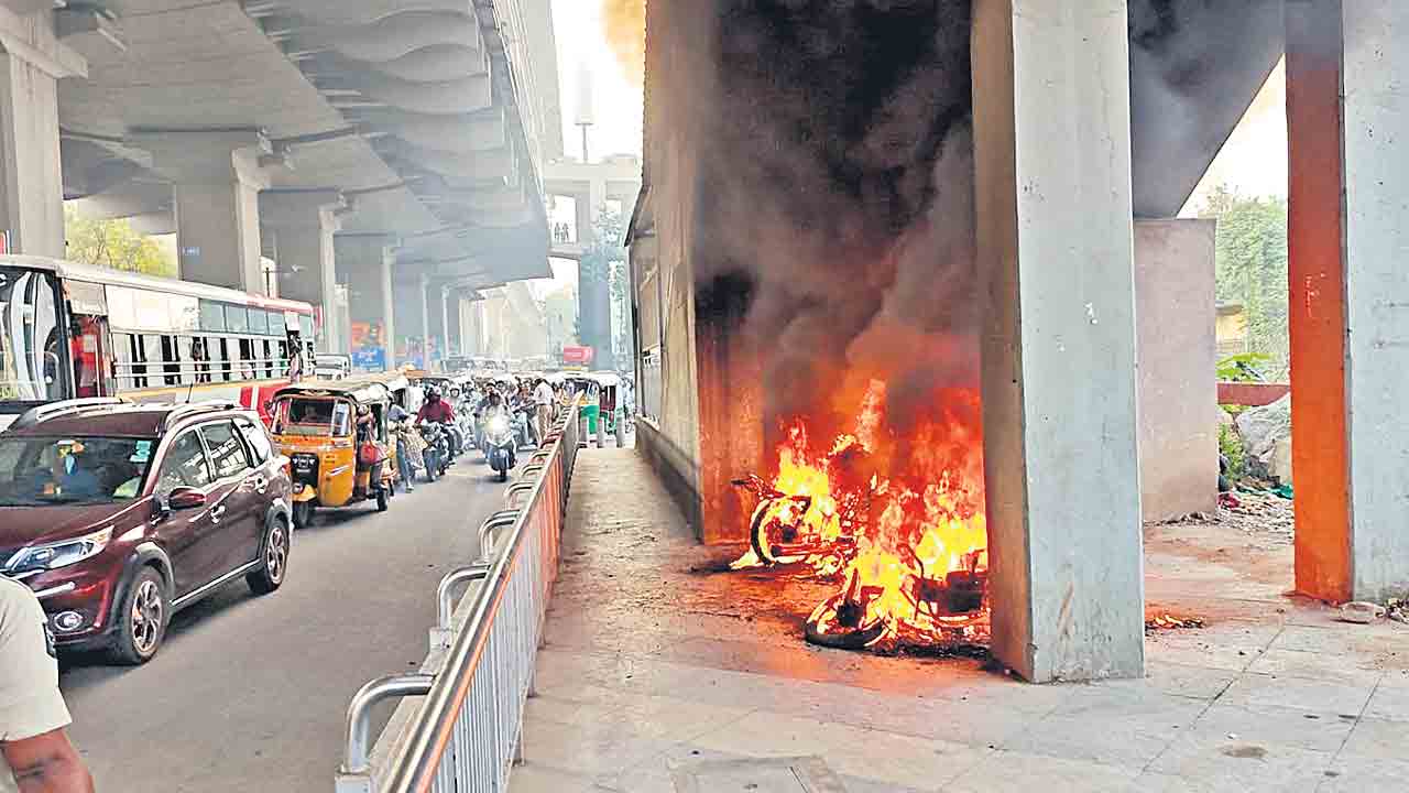 మలక్‌పేట మెట్రో వద్ద బైకుల దగ్ధం