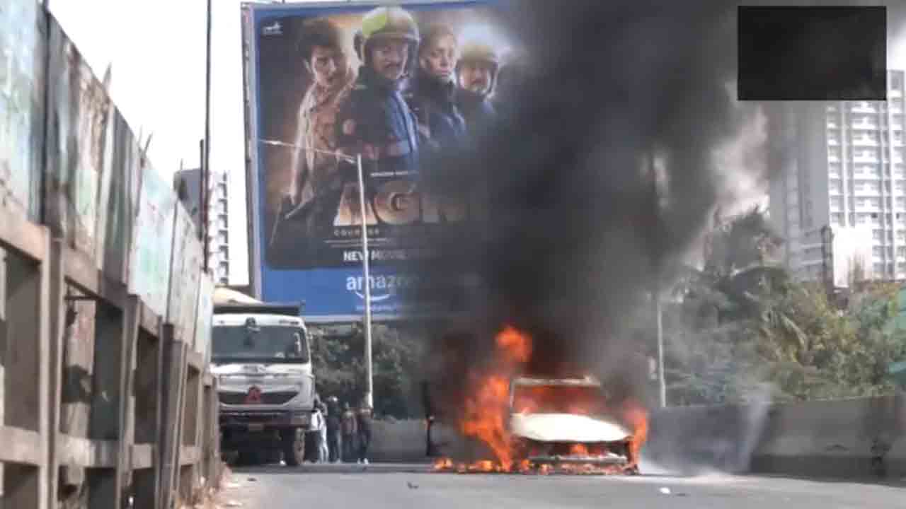 Fire in Car | కారులో చెలరేగిన మంటలు.. నడిరోడ్డుపై బుగ్గిబుగ్గి.. Video