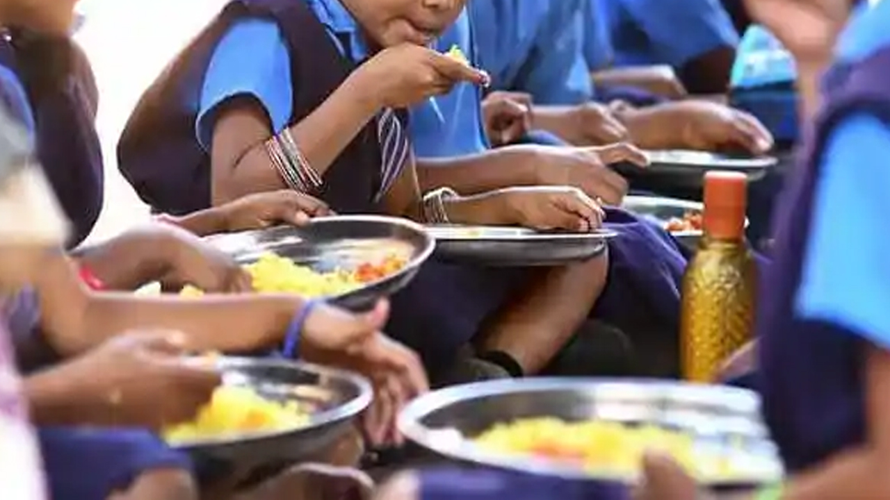 Food Adulteration | తాండూరు గిరిజన పాఠశాలలో ఫుడ్‌ పాయిజన్‌.. 15 మంది విద్యార్థులకు అస్వస్థత..!