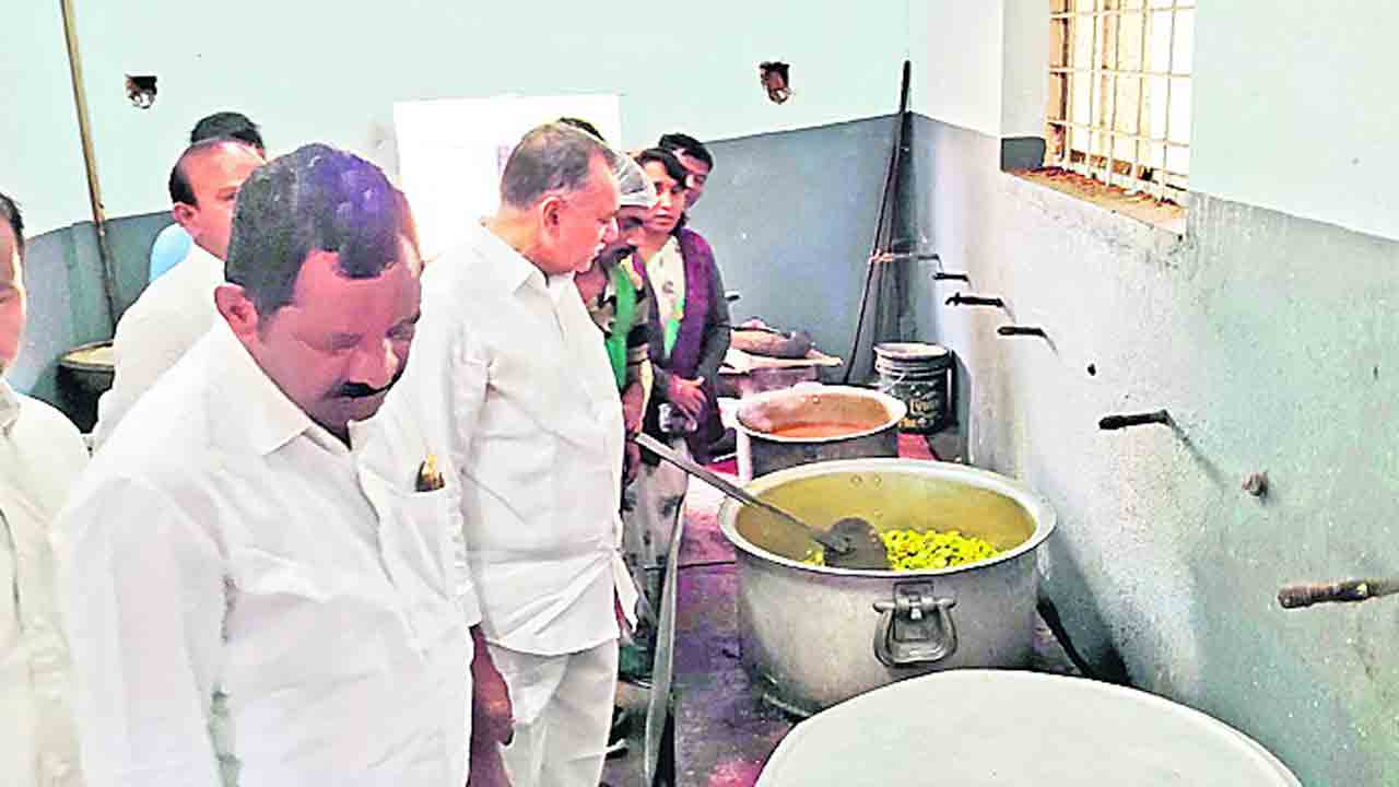 మన ఇంట్లో ఇలాగే తింటామా?