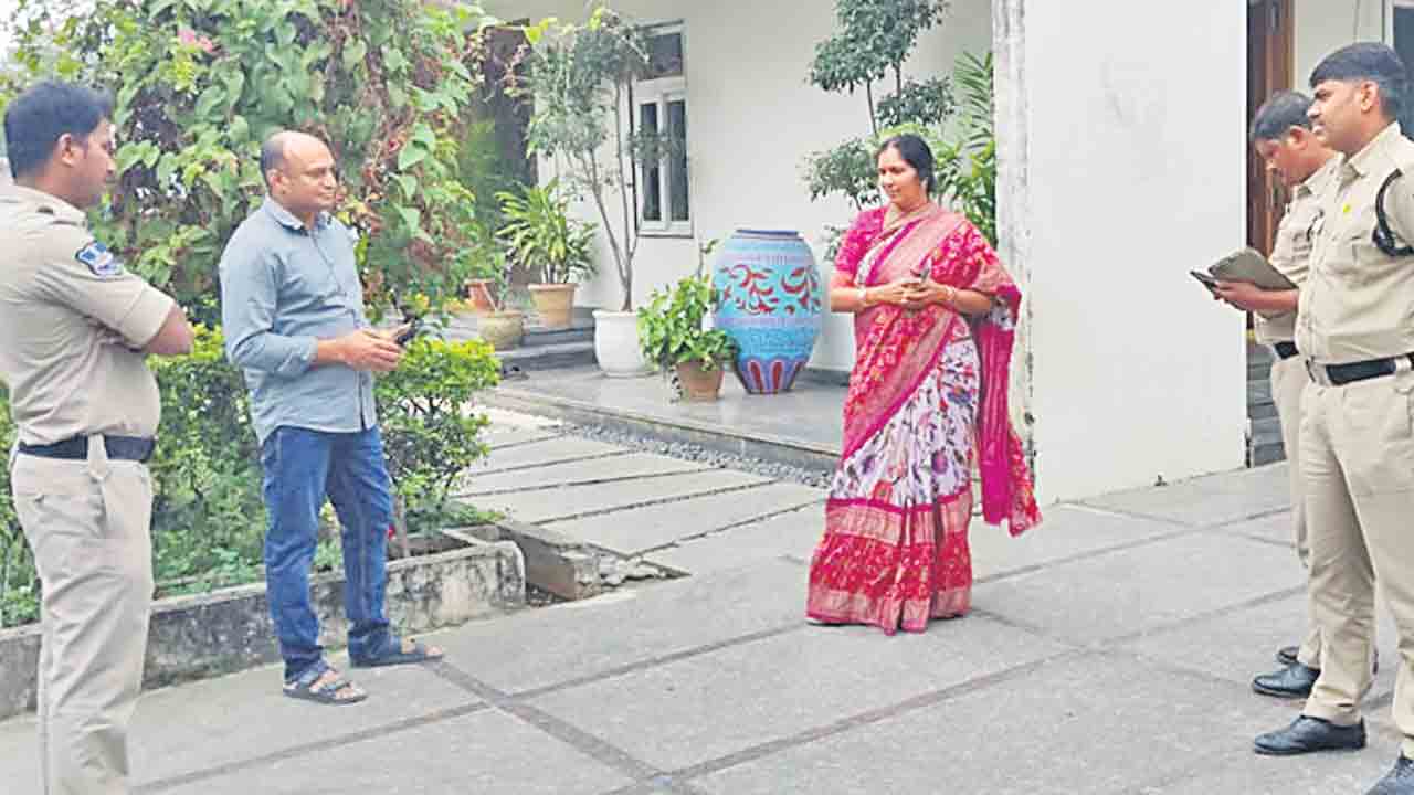 మాజీ ఎమ్మెల్యే పద్మాదేవేందర్‌ రెడ్డి హౌస్‌ అరెస్టు