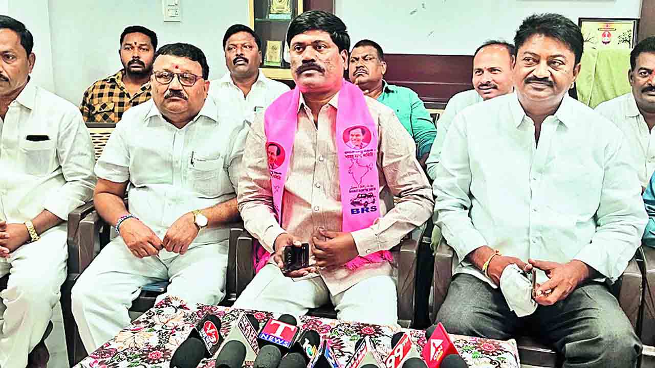 అధికార పార్టీకి తొత్తులుగా పోలీసులు