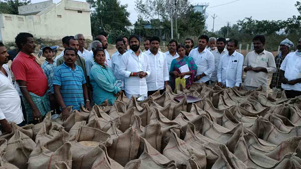 రైతులను నట్టేట ముంచిన ప్రభుత్వం