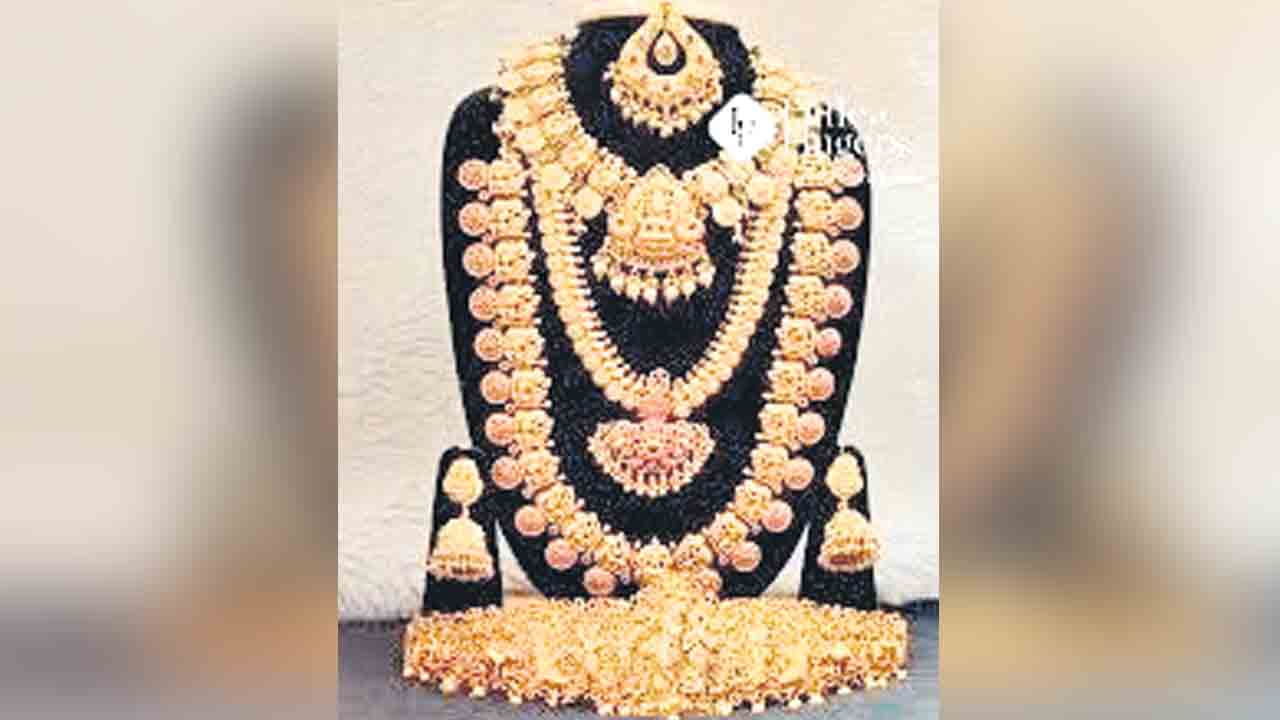 Gold Rates | దిగొచ్చిన బంగారం.. తులంపై రూ.1,400 తగ్గిన ధర