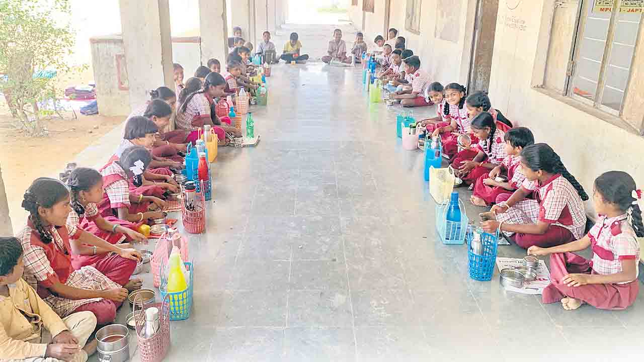 ఇంటి భోజనమే దిక్కు