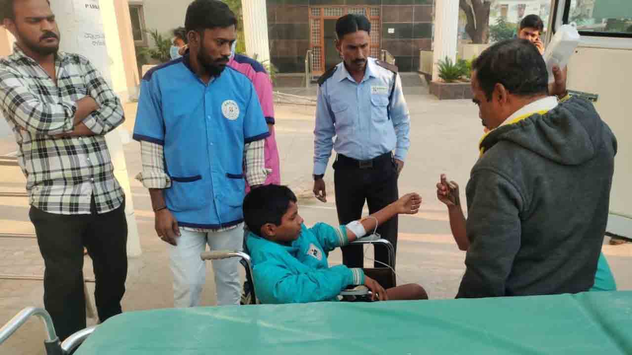 Peddapur Gurukul | పెద్దాపూర్‌ గురుకుల స్కూల్‌లో మరో విద్యార్థిని కరిచిన పాము