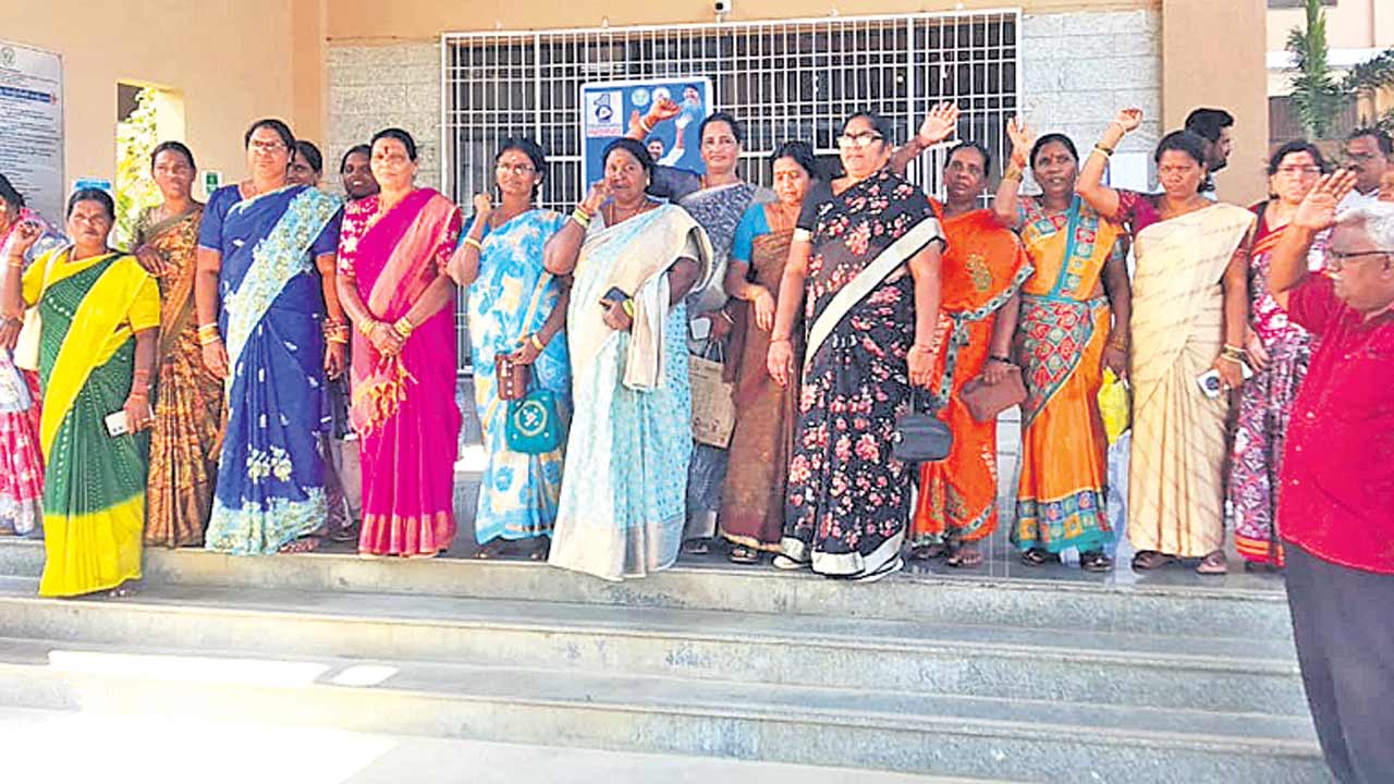 Mid day Meals | నెలలుగా పెండింగ్‌లో బకాయిలు.. మధ్యాహ్న భోజనం వండేదెలా..?