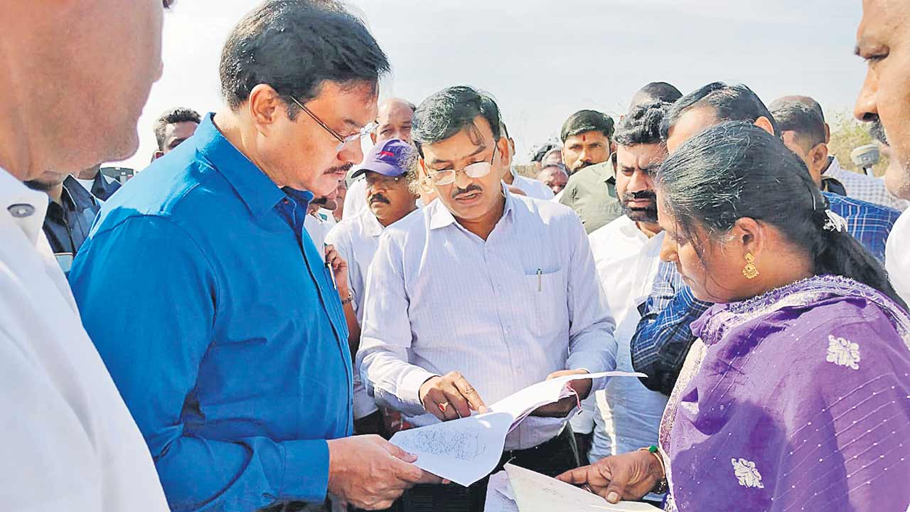 Ranganath | రోడ్డు గాల్లో నుంచి పడ్డదా?.. మున్సిపల్‌ అధికారులను నిలదీసిన హైడ్రా కమిషనర్‌