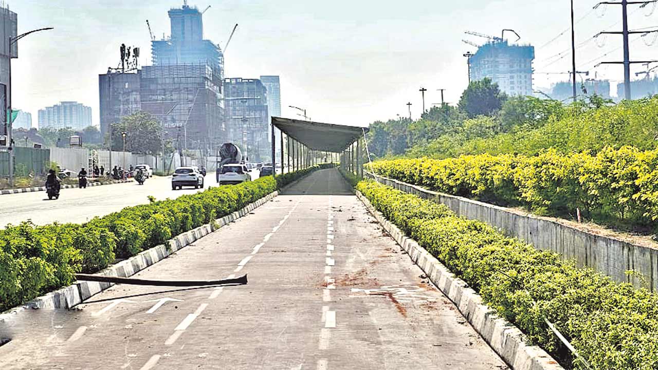 సోలార్‌ రూప్‌టాప్‌ సైక్లింగ్‌ ట్రాక్‌ స్తంభాలు తొలగింపు