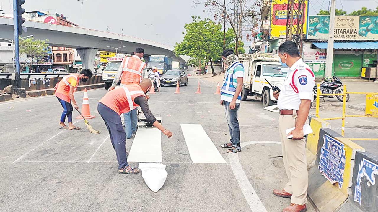 సీఆర్‌ఎంపీ రోడ్ల నిర్వహణపై జీహెచ్‌ఎంసీ అలసత్వం!