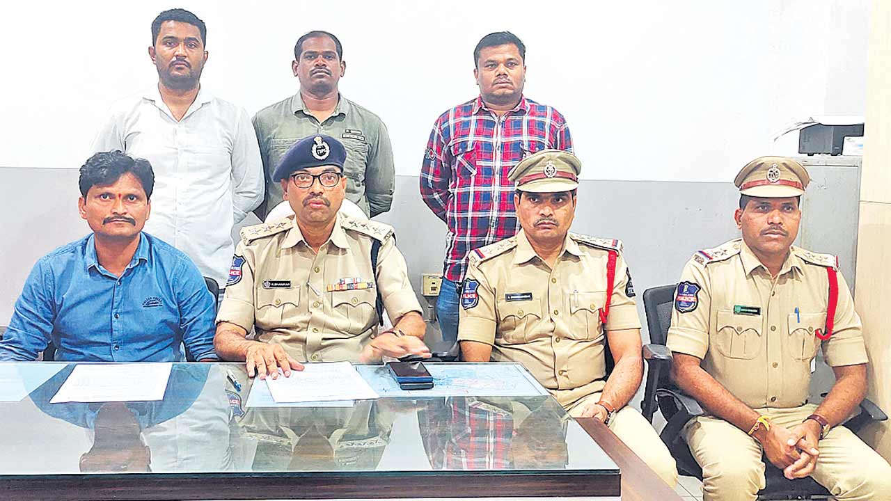 స్నేహితులతో కలిసి తాత ఇంట్లో చోరీ