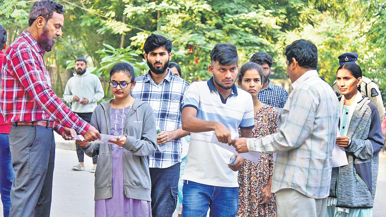 గ్రూప్‌ 2 పరీక్షకు 60% మంది గైర్హాజరు!