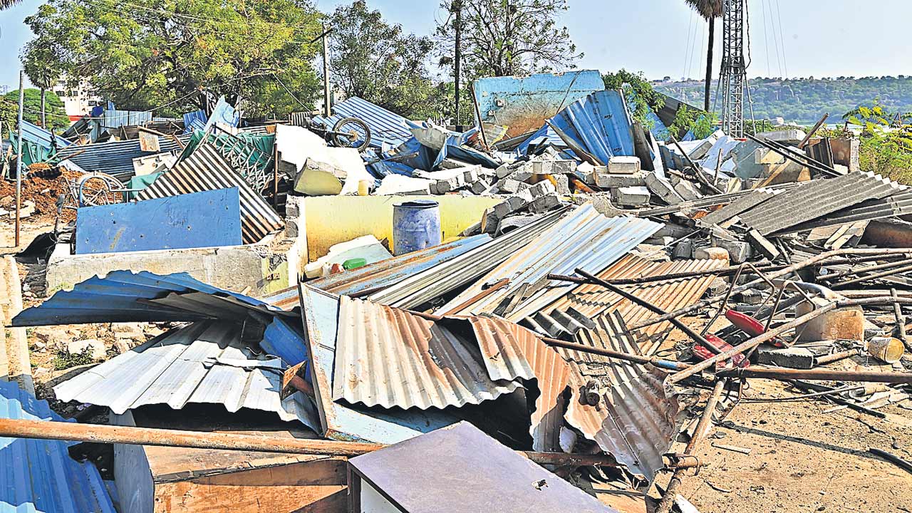 HYDRAA | ఖాజాగూడలో హైడ్రా కూల్చివేతలు.. చిన్న పిల్లలున్నారని ప్రాధేయపడినా పట్టించుకోని వైనం