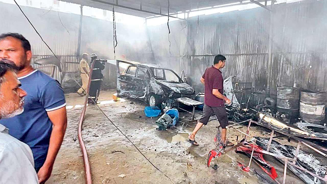 కార్‌ సర్వీసింగ్‌ సెంటర్‌లో అగ్ని ప్రమాదం