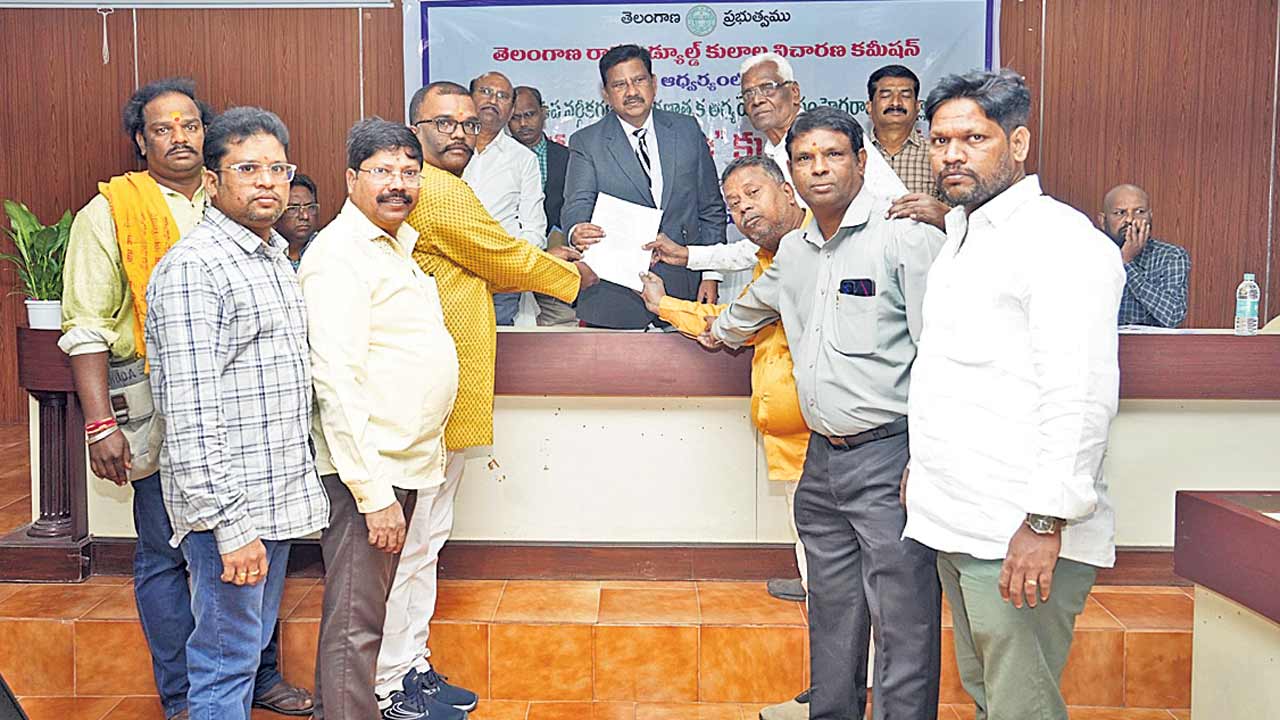 బైండ్ల కులాన్ని వెనకబడిన కులంగా గుర్తించాలి