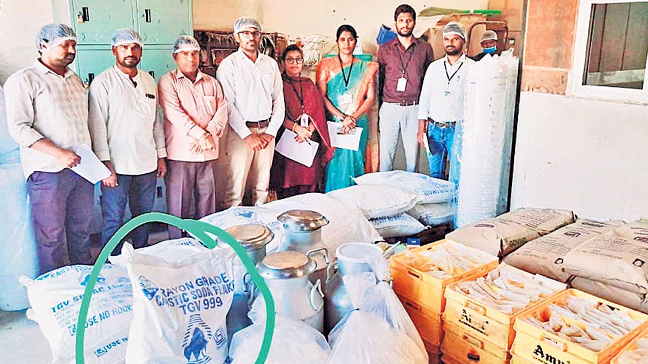 శ్వేత డెయిరీలో టాస్క్‌ఫోర్స్‌ తనిఖీలు