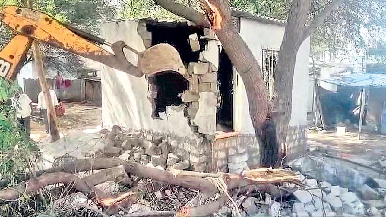 సర్కారు భూముల్లో ఆక్రమణల తొలగింపు