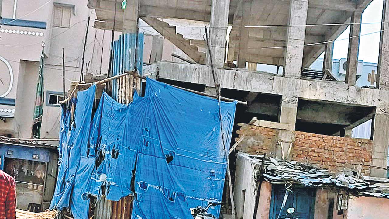 Illegal Constructions | రోడ్లు ఆక్రమించి నిర్మాణాలు.. కూల్చరెందుకో?