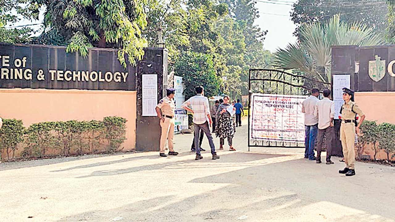 ఆ కేంద్రం.. గ్రూప్‌-2 అభ్యర్థులకు శాపం