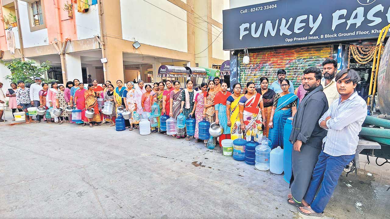 Khairatabad | మళ్లీ పాతరోజులు.. బిందెలు.. బకెట్లు.. వాటర్‌ క్యాన్లతో పరుగులు